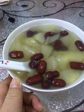 6.	熬好的梨盛出即可。