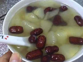 6.	熬好的梨盛出即可。