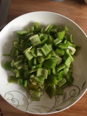 1.	把辣椒去籽，切成小四方状。