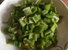 1.	把辣椒去籽，切成小四方状。