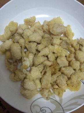 2.	准备好鸡丁。（鸡丁已经炸好）
