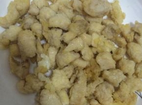 2.	准备好鸡丁。（鸡丁已经炸好）