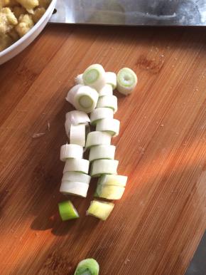 3.	葱切成小块状。