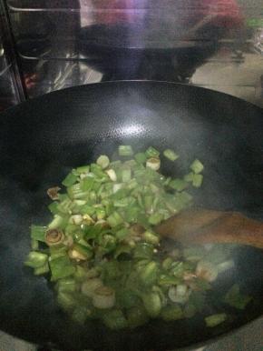 4.	锅内加入适量油，放入调料，把辣椒放入锅中炒。