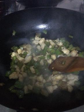 5.	辣椒炒两分钟左右，把鸡丁放入锅中翻炒。