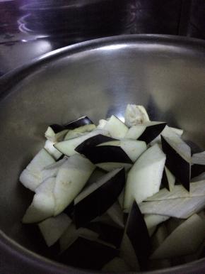 1.	茄子切成小块状。