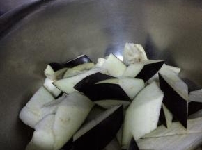 1.	茄子切成小块状。