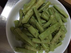 2.	豆角摘好切成掰成短状。