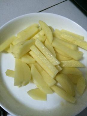 3.	土豆削皮切成块状。