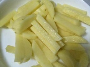 3.	土豆削皮切成块状。
