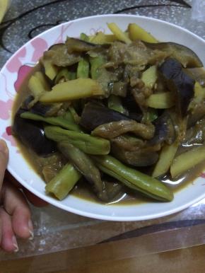 5.	翻炒几分钟，豆角至软，出锅。