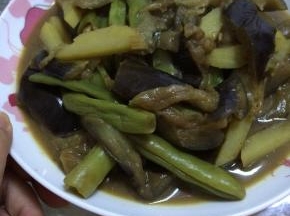 5.	翻炒几分钟，豆角至软，出锅。