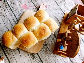 烤箱预热上火150，下火140，发好的面团，表面刷超薄的一层蛋液，我刷了油，送入烤箱，20分钟，