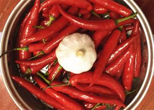 洗干净辣椒，然后沥干