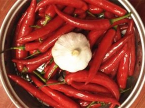 洗干净辣椒，然后沥干