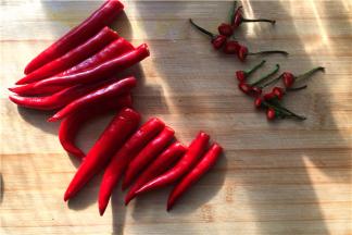 把辣椒的头去掉