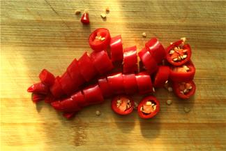 辣椒剁碎，可以切得再细小一点，看个人喜好