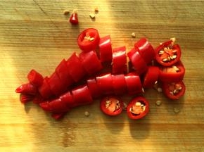 辣椒剁碎，可以切得再细小一点，看个人喜好