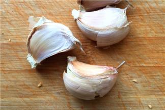 用刀身拍打大蒜，更容易剥皮