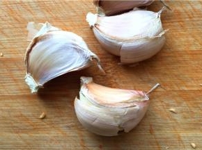 用刀身拍打大蒜，更容易剥皮