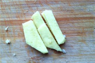 喜欢吃姜的朋友可以把姜剁碎，不喜欢吃的可以切成条