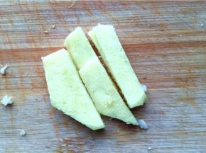 喜欢吃姜的朋友可以把姜剁碎，不喜欢吃的可以切成条