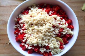 把辣椒、蒜沫、姜片放一起，放入盐、糖、白酒，搅拌均匀