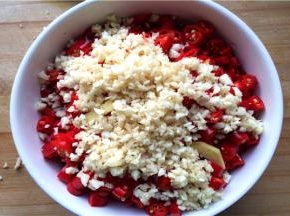 把辣椒、蒜沫、姜片放一起，放入盐、糖、白酒，搅拌均匀