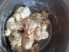 1.	把面粉放入盆中。加入水和成块状。（和面的水要用开水，这样葱油饼会比较软）