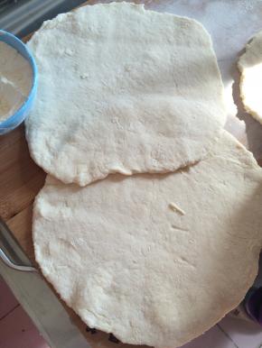 2.	和好的面切成大块状。擀成片。