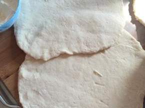 2.	和好的面切成大块状。擀成片。