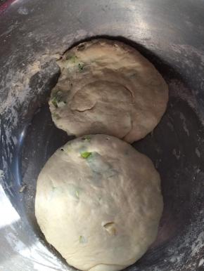 4.	把加入油和葱的片和成圆状，放入盆中。