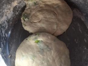 4.	把加入油和葱的片和成圆状，放入盆中。