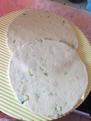 5.	再把圆状的面团用擀面杖擀成片状。