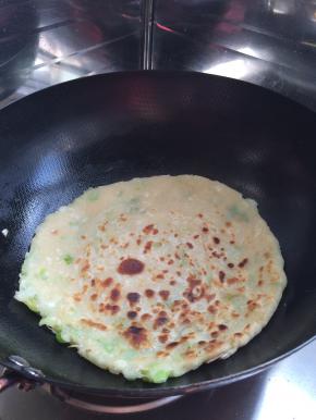 7.	煎至一面金黄，翻至另一面。