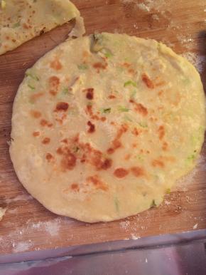 8.	两面煎至熟，出锅即可。