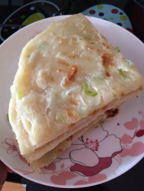 9.	把饼切成块状。