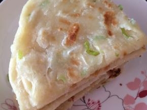 9.	把饼切成块状。