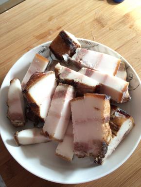 2.	把整块的腊肉切成块状。