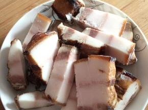 2.	把整块的腊肉切成块状。