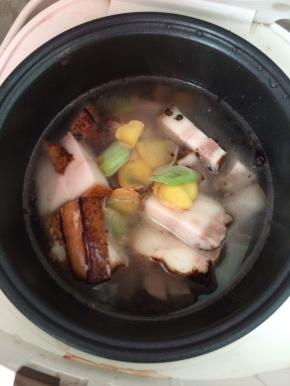 3.	把切好的肉放入锅中，加入适量水，放入葱花和姜片。