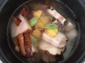 3.	把切好的肉放入锅中，加入适量水，放入葱花和姜片。