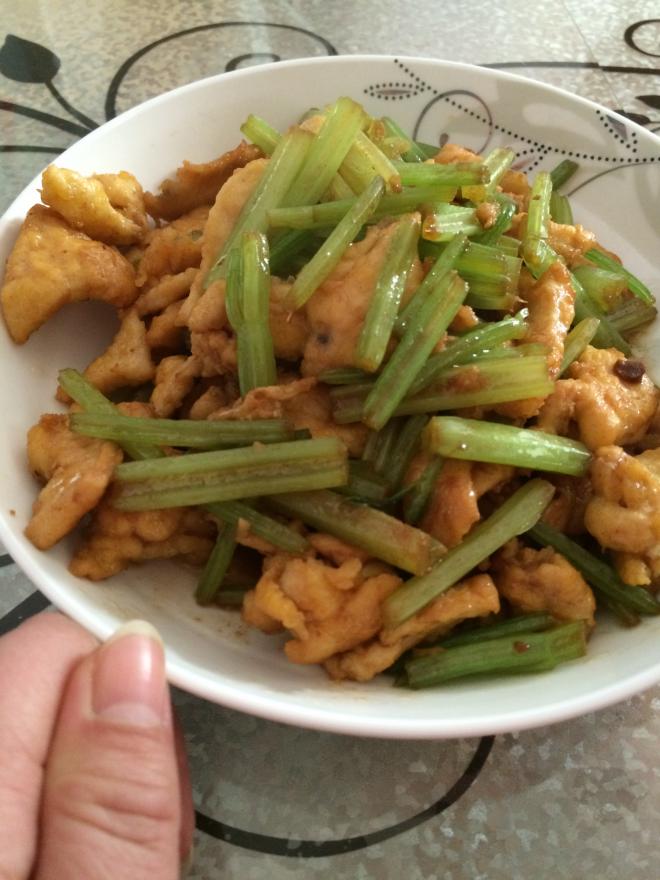 芹菜炒鸡柳