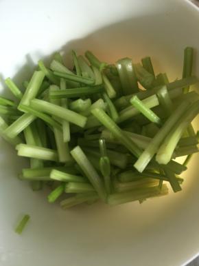 1.	芹菜摘叶之后清洗干净切成短状。
