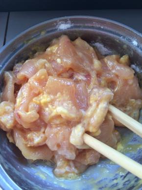 2.	把鸡柳切成片，放入盐，味精，料酒，鸡蛋搅拌均匀。加入淀粉。