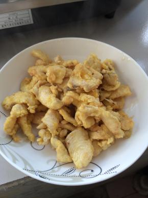 3.	锅内加入适量油，加至七成热，把鸡柳放入锅中炸三分钟左右。捞出。