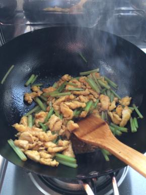 4.	锅内放入适量油，先把芹菜放入锅中翻炒两分钟左右，随后加入鸡柳翻炒。