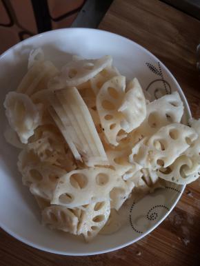 2.	藕去皮，切成块状。