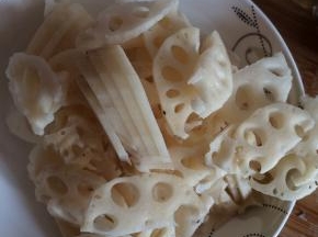 2.	藕去皮，切成块状。