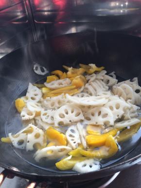 3.	锅内加入适量水烧开。把切好的黄椒和藕片放入锅中戳一下。捞出